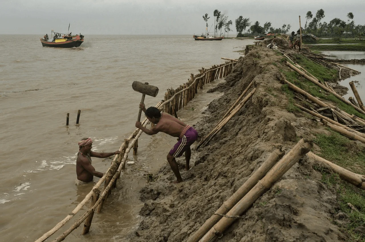 climate-related-mobility India. Residents of Ghoramara Island struggle with the effects of sea level rise. 2023 © Debsuddha Banerjee / Climate Visuals Countdown