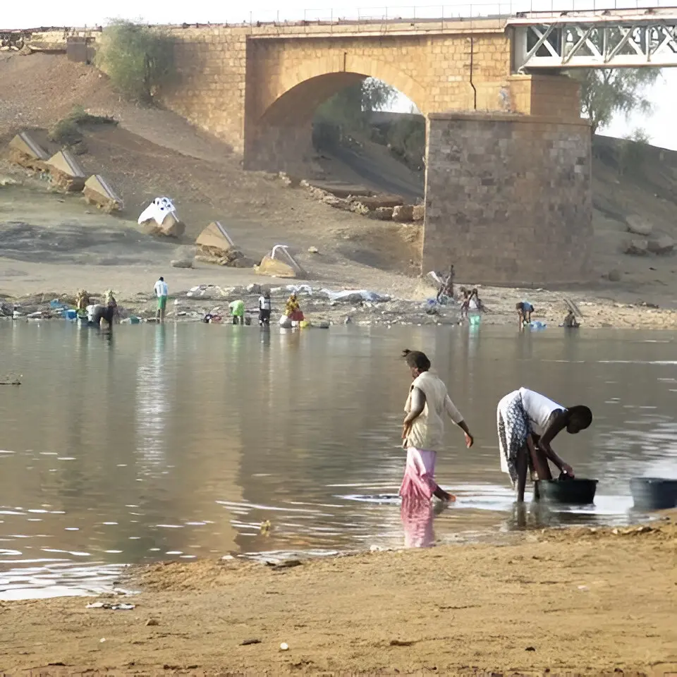Diboli, Mali. Internally displaced women and their children washing clothes. 2024 &copy; Habmo Birwe